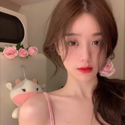 她背后的那双手